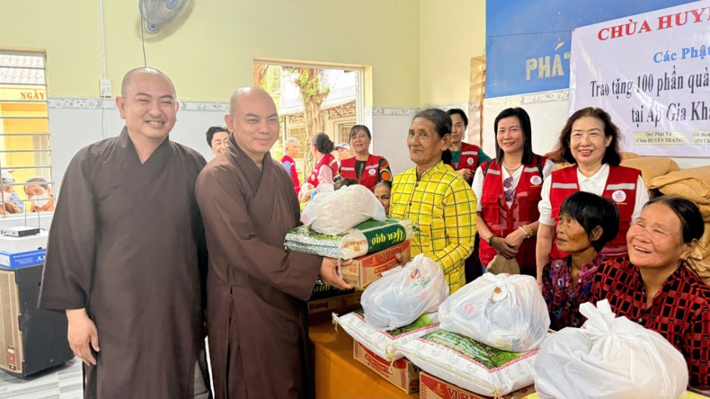 Chùa Huyền Trang (TP.HCM) phối hợp các đơn vị tổ chức khám bệnh, phát thuốc và trao quà từ thiện tại Cà Mau và Cần Thơ