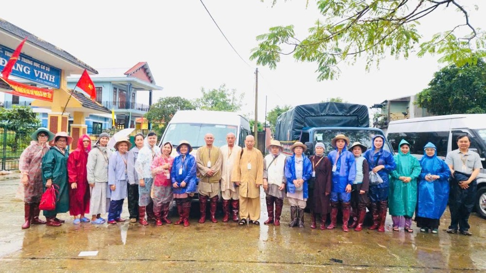 Huế: Chư Tôn đức Tăng Ni, Phật tử các tỉnh phía Nam trao tặng 670 phần quà hỗ trợ bà con vùng ngập lũ