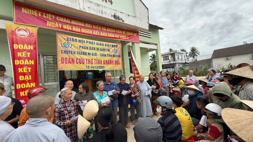 Tiểu ban Chuyên trang Ni giới Trung ương thăm hỏi, trao quà cứu trợ đồng bào vùng lũ Khánh Hòa