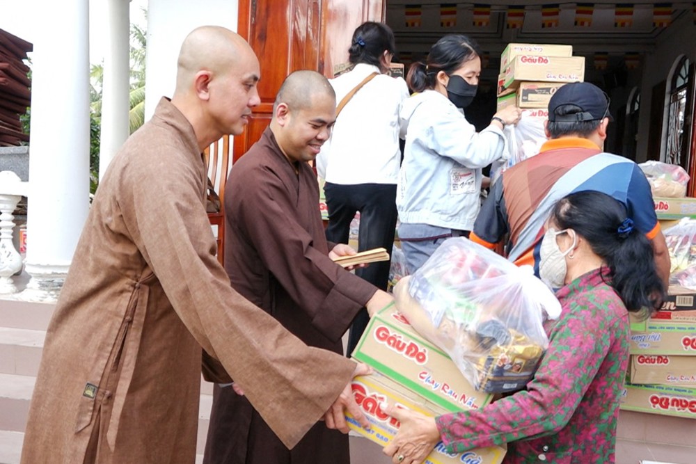 Khánh Hòa: Chùa Giác Tánh (TP.HCM) trao quà hỗ trợ bà con vùng lũ