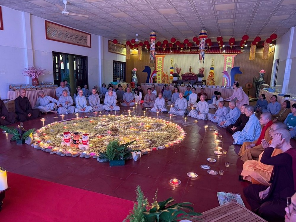 Tây Ninh: Đêm hoa đăng cầu nguyện quốc thái dân an của Khóa VII – Khoa Phật học từ xa, Học viện PGVN TP. HCM