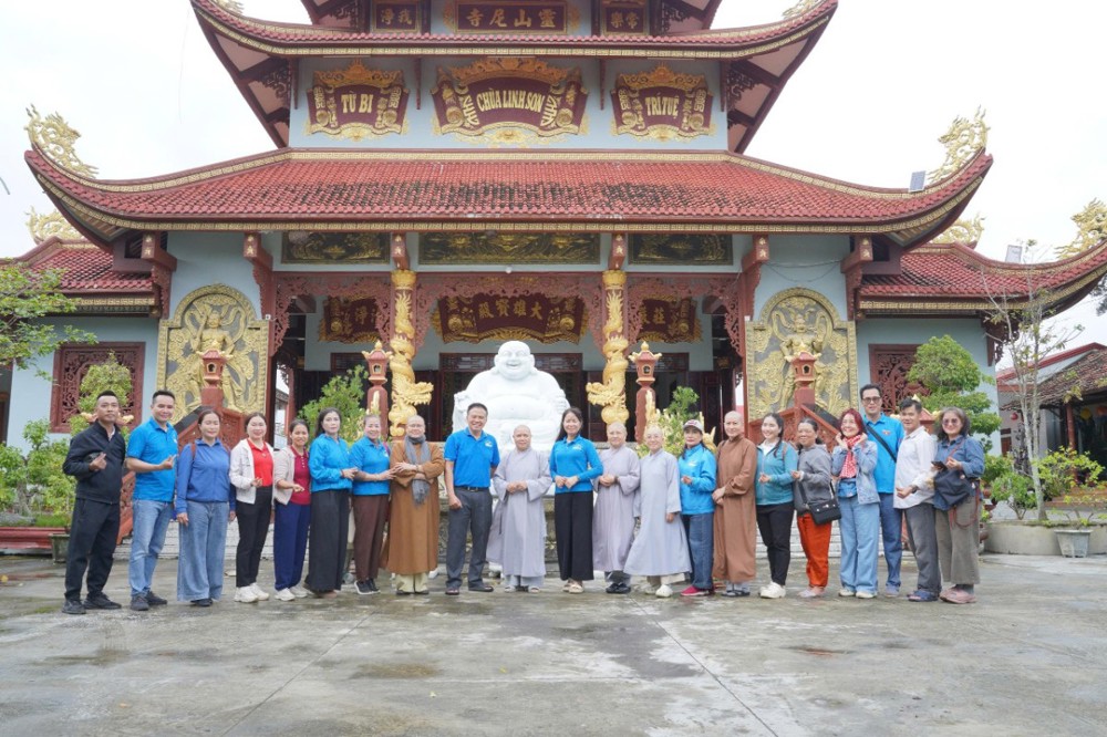 Đắk Lắk: Các phái đoàn thăm hỏi và trao tặng quà cứu trợ đến bà con bị lũ lụt tại chùa Linh Sơn