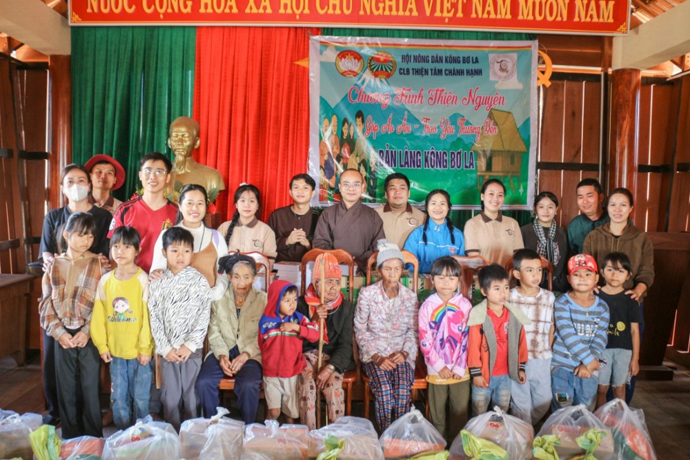 Gia Lai: CLB Thiện Tâm Chánh Hạnh tổ chức chương trình thăm hỏi và trao quà tại các bản làng thuộc xã Kông Bơ La