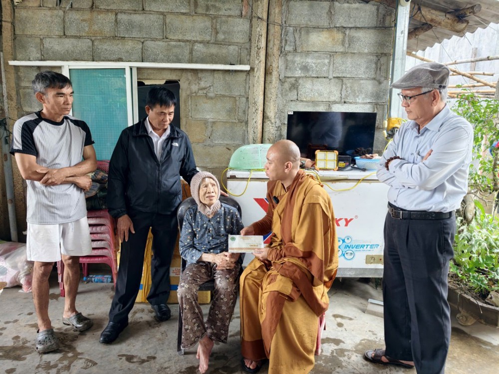 Đắk Lắk: Luật Mật viện Thắng Nghiêm, chùa Khúc Thủy trao quà đến các hoàn cảnh đặc biệt khó khăn tại Tuy Hòa