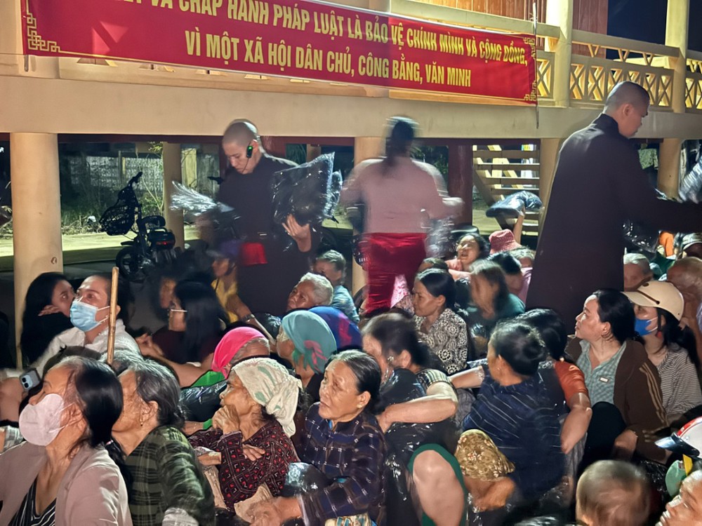 TP.HCM: Chùa Di Đà xã Nhuận Đức trao 900 phần quà đến đồng bào hai xã Hòa Xuân và Sơn Hòa