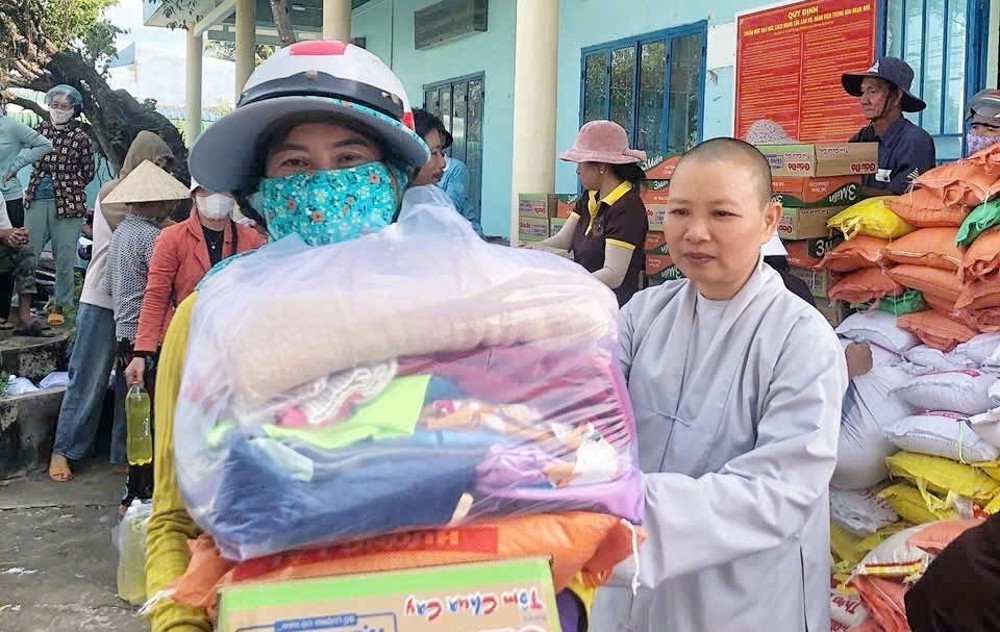 Lâm Đồng: Chùa Phước Minh trao 150 phần quà cứu trợ đồng bào thôn Phú Thái