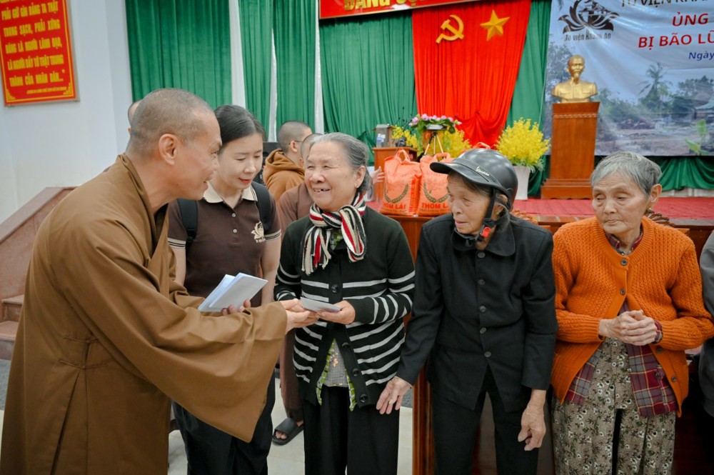 Tu viện Khánh An trao tặng 1.350.000.000 vnđ đến bà con vùng lũ tỉnh Đắk Lắk (Phú Yên cũ)