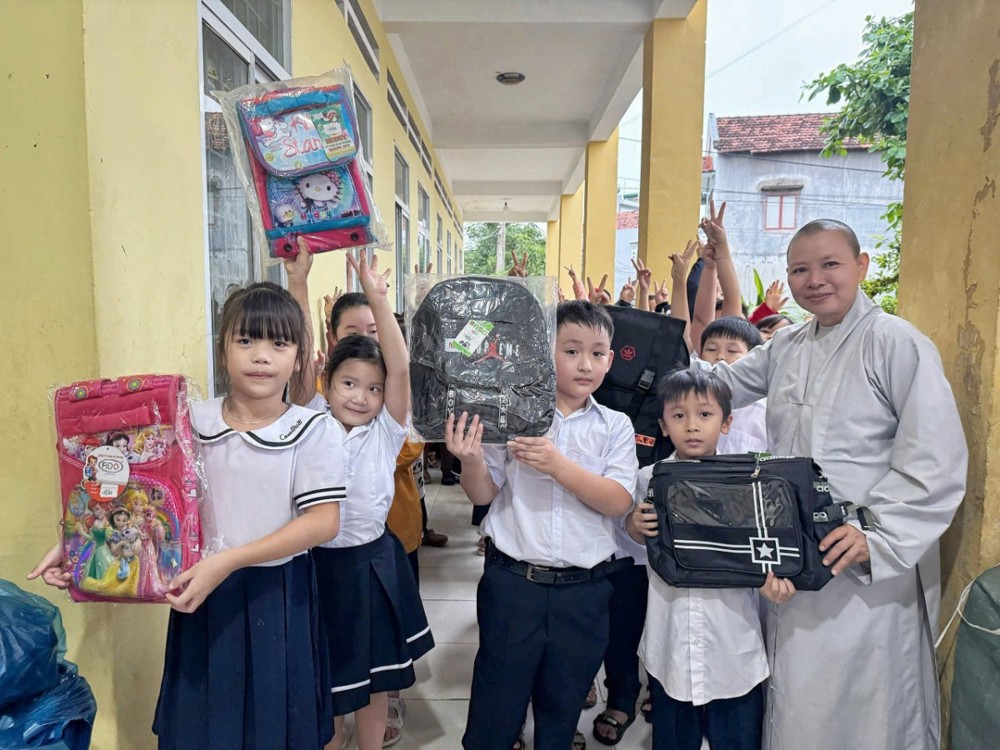 Đăk Lăk: Chùa Phước Minh (Lâm Đồng) tặng 1654 phần quà cho học sinh bị ảnh hưởng lũ lụt