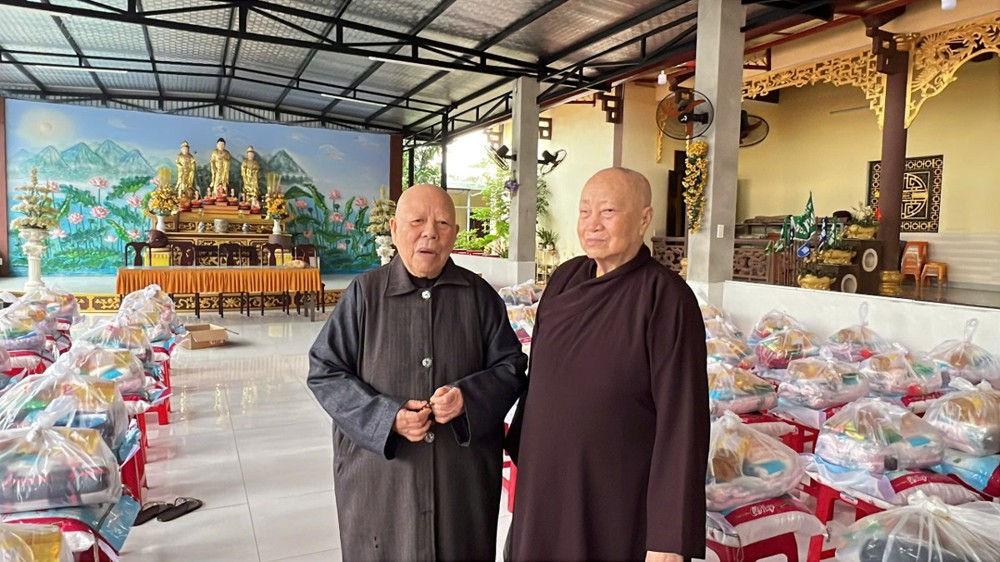 Hành trình chia sẻ yêu thương đến đồng bào các tỉnh miền Trung của Ni trưởng Như Như và quý Phật tử