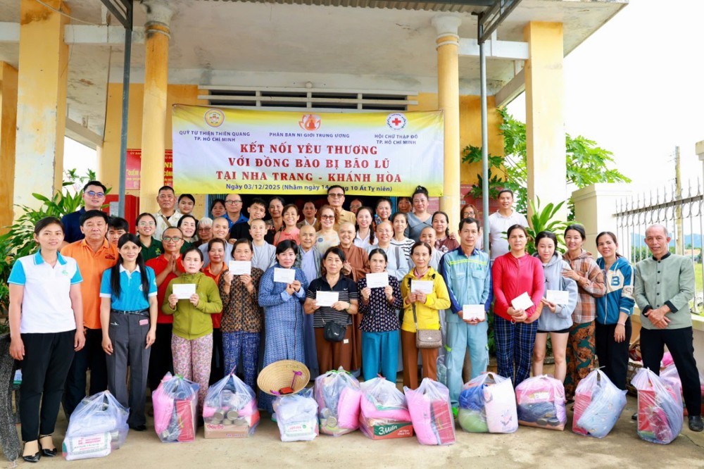 Chùa Thiên Quang trao quà hỗ trợ đồng bào chịu bão lũ tại  ĐắkLắk và Khánh Hòa