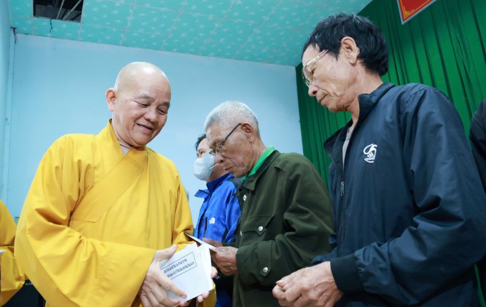 Hơn 1.000km hành trình của lòng từ bi – trao 500 suất quà cứu trợ tại TP. Huế