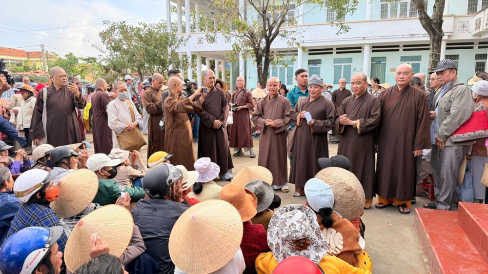 Vĩnh Long: Đoàn Từ Thiện Xã Hội GHPGVN tỉnh sẻ chia yêu thương 200 phần quà đến với bà con xã Phú Hòa 2, tỉnh Đắk Lắk (Phú Yên cũ)