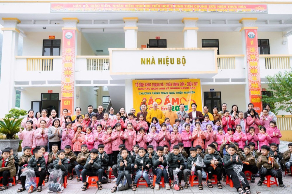 Thanh Hóa: Chư Tăng, Phật tử chùa Thanh Hà, chùa Đông Sơn và chùa Bụt tổ chức chương trình “Áo Ấm Cho Em” năm 2025
