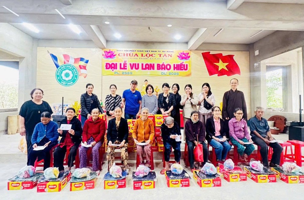 Đà Nẵng: Chùa Lộc Tân trao quà cho Phật tử cao niên, bệnh khó
