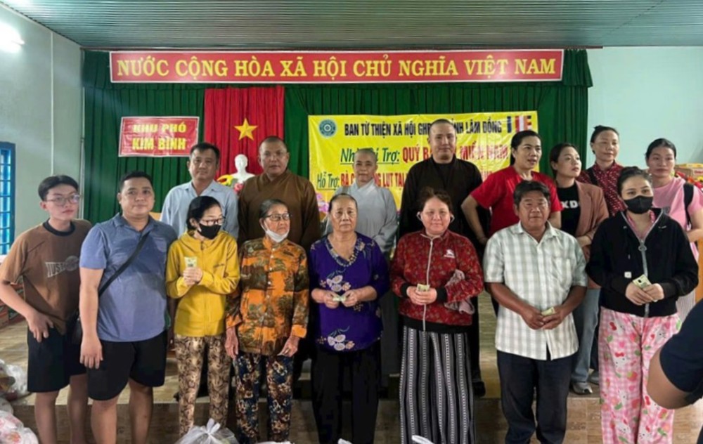 Lâm Đồng: Ban Từ thiện xã hội Phật giáo tỉnh kết nối Mạnh thường quân thăm và tặng quà đến bà con chịu thiệt hại do ngập lụt