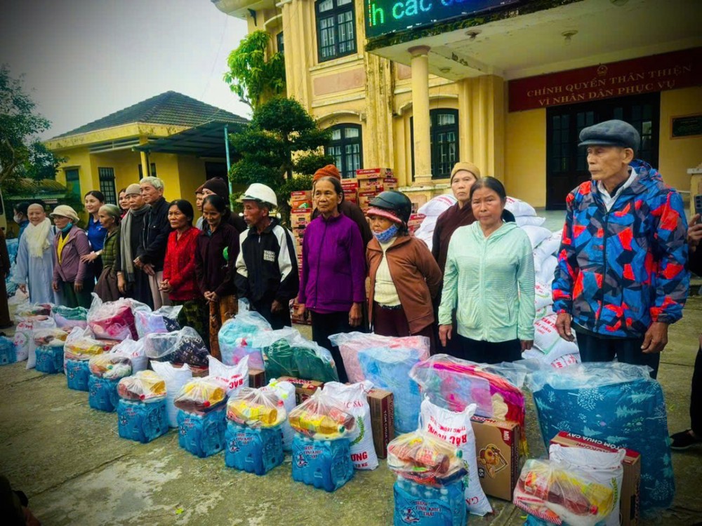 Chư Ni tỉnh Hưng Yên trao quà hỗ trợ bà con vùng lũ quét tại tỉnh Quảng Nam cũ