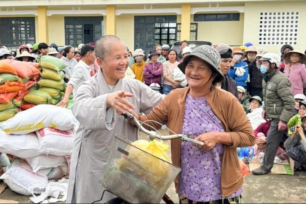 Hơn 2.500 phần quà được trao cho bà con vùng lũ tại các tỉnh