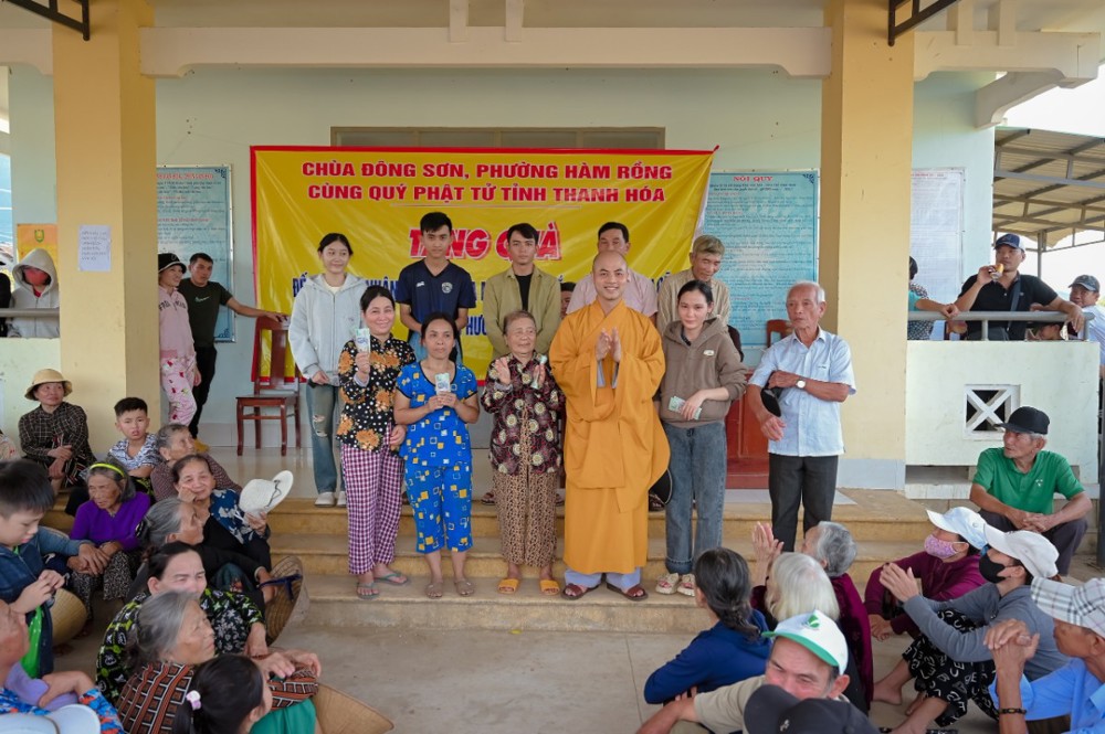 Đắk Lắk: Chư Tăng, Phật tử chùa Đông Sơn thăm và trao quà hỗ trợ đến bà con vùng bão lũ