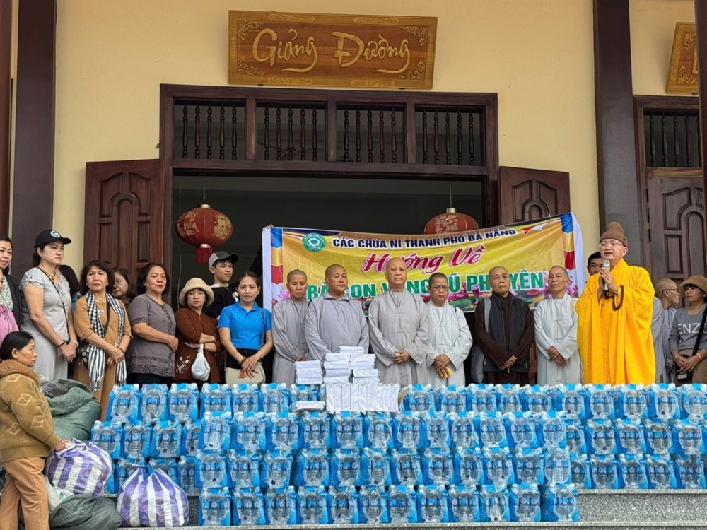 Ni giới Phật giáo Đà Nẵng cứu trợ bà con bị thiên tại tại tỉnh Phú Yên cũ
