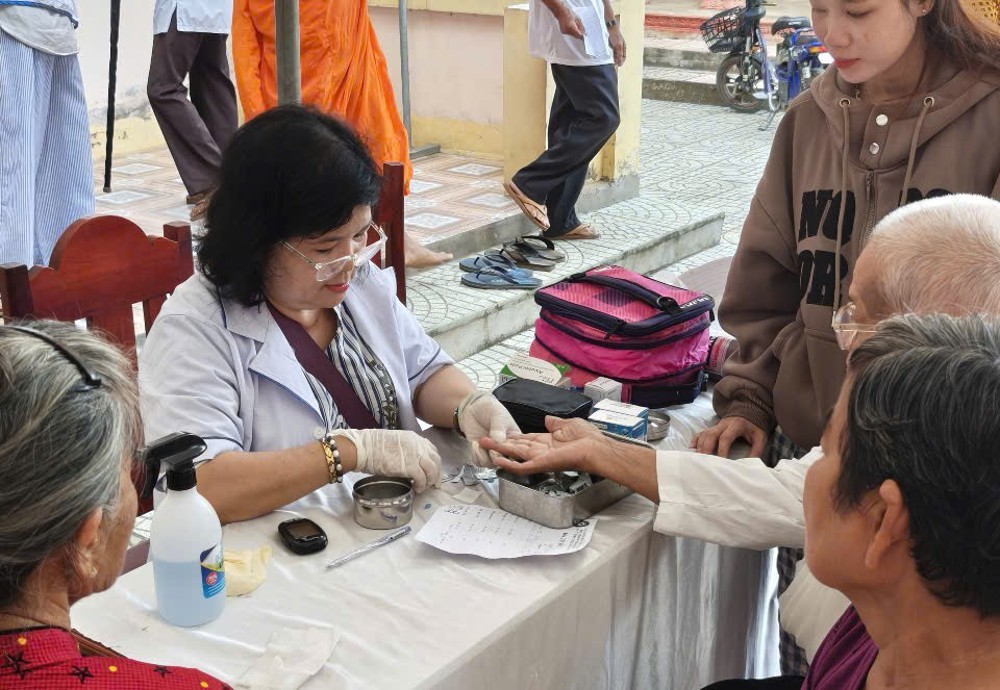 Vĩnh Long: Ban Từ thiện xã hội Trung ương trao quà, khám bệnh cho gần 200 người dân khó khăn