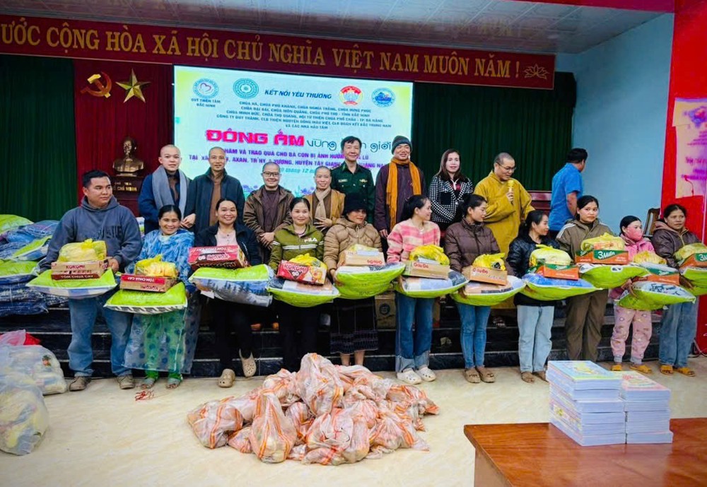 Các tự viện Phật giáo và nhà hảo tâm trao 400 phần quà, hỗ trợ lúa giống cho bà con vùng mưa lũ