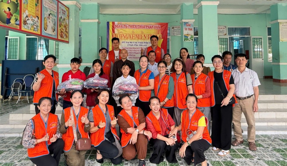 Đoàn thiện nguyện chùa Pháp Vân (TP.HCM) thực hiện chương trình “Đến để mà thấy” hướng về miền Trung lần 3