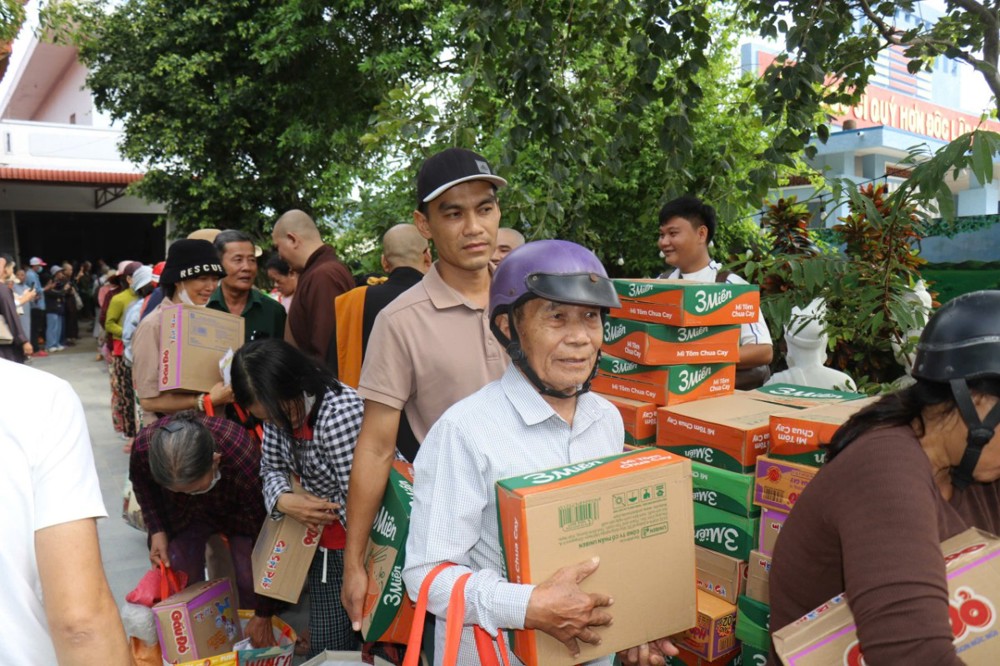 Vĩnh Long: Ban Từ thiện GHPGVN tỉnh trao tặng 300 phần quà tại xã Phú Hòa 1 (Đăk lăk) và 200 phần quà tại xã Vĩnh Thái (Khánh Hòa)