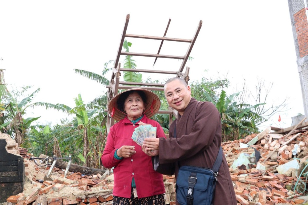 Đoàn thiện nguyện chùa Quang Minh – Esbjerg (Vương quốc Đan Mạch) thăm và trao quà cứu trợ đồng bào sau lũ lụt tại Đắk Lắk