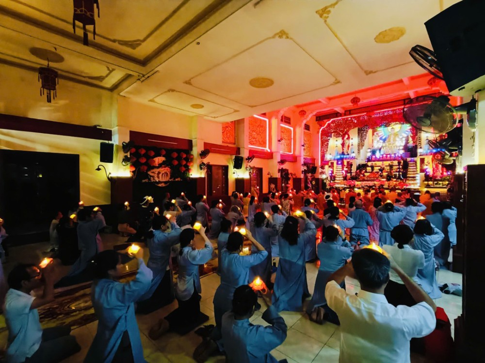 TP.HCM: Thắp nến cầu nguyện hướng về miền Bắc – miền Trung