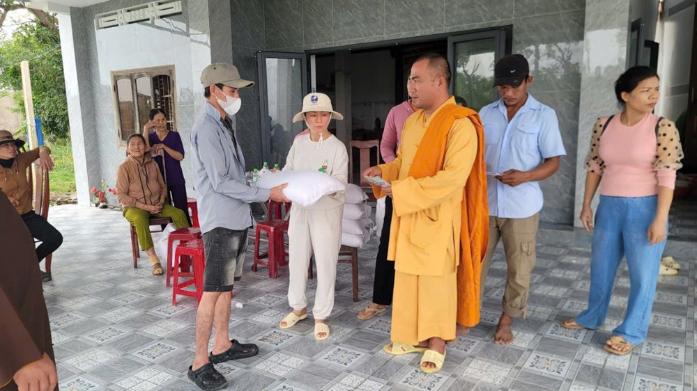 Đồng Tháp - Chùa Giác Hạnh (phường Trung An) hỗ trợ đồng bào các tỉnh miền Trung khắc phục hậu quả sau bão