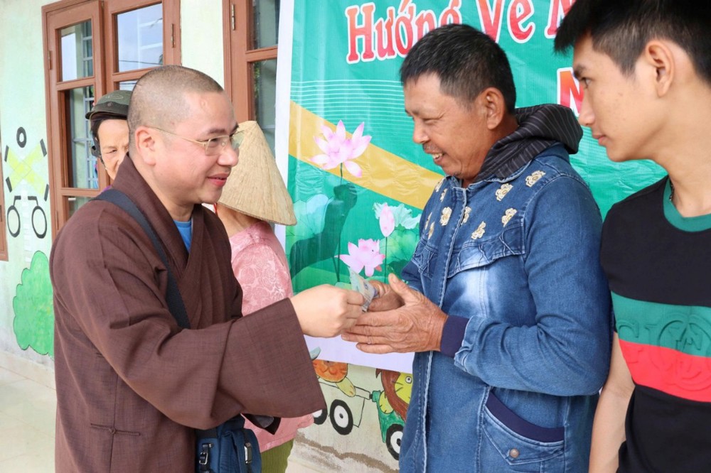 Đoàn thiện nguyện chùa Quang Minh – Esbjerg (Đan Mạch) thăm và trao quà cứu trợ đồng bào sau lũ lụt tại Đắk Lắk