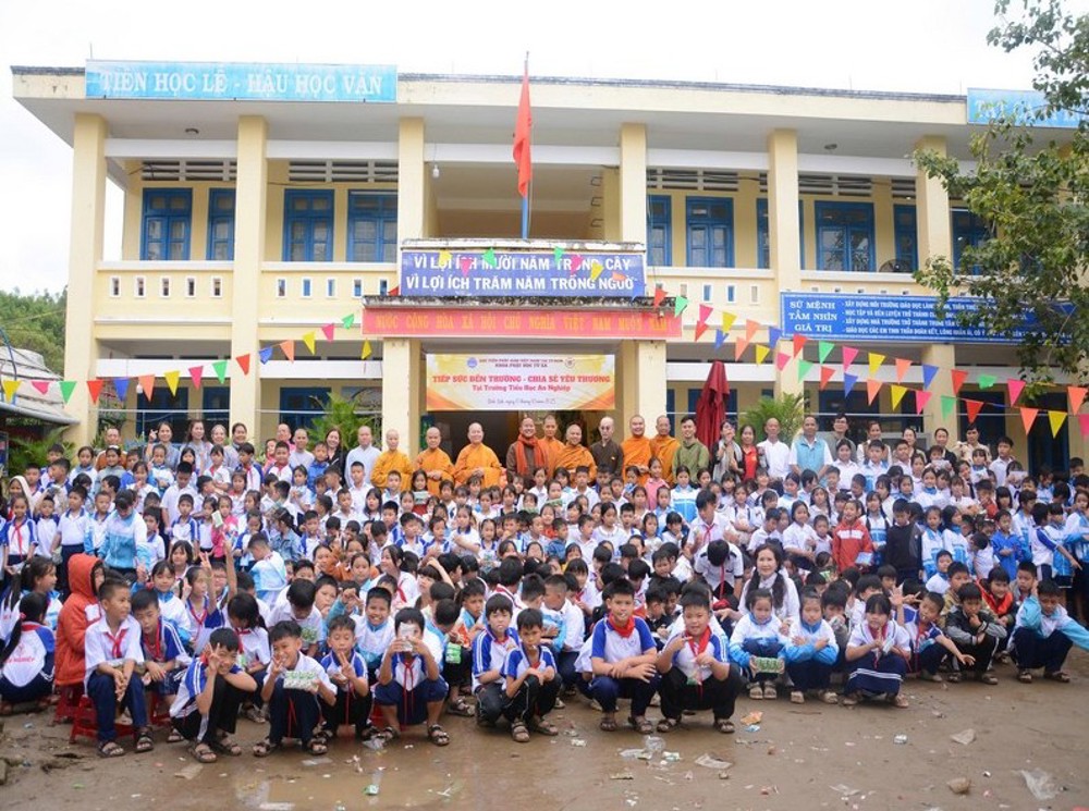 Đắk Lắk: Khoa Phật học từ xa tổ chức chương trình “Tiếp sức đến trường” hỗ trợ học sinh bị ảnh hưởng bão lũ