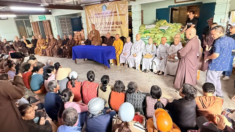 Vĩnh Long: Chùa Đại Phước – điểm cuối của hành trình gieo gửi tình thương đến bà con vùng lũ