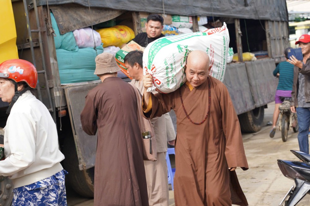 Ban Từ thiện xã hội Phật giáo TP. Cần Thơ trao yêu thương đến bà con vùng lũ
