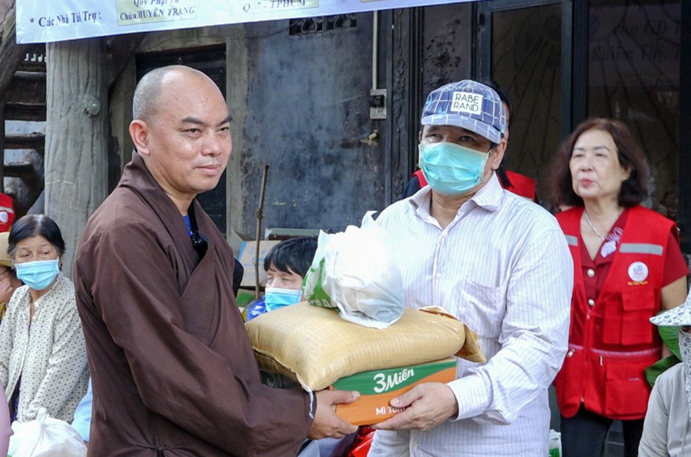 TP.HCM: Chùa Huyền Trang (chùa Lá) trao quà các gia đình chính sách nhân Ngày thành lập Quân đội Nhân dân Việt Nam
