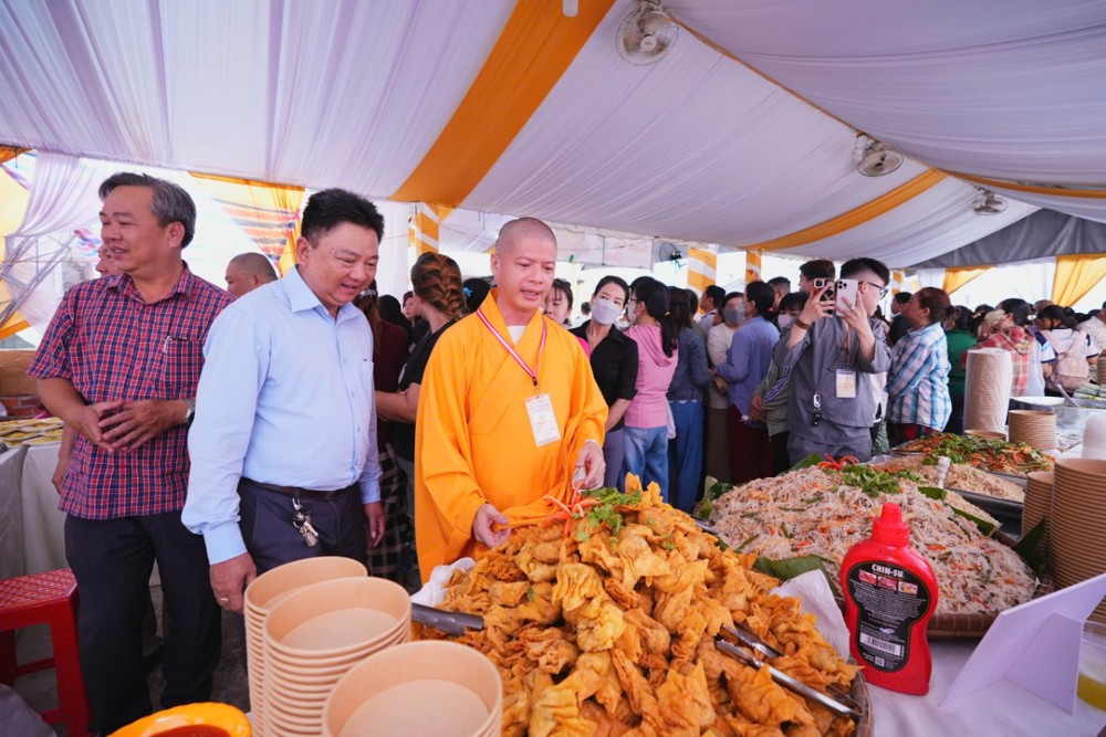 Vĩnh Long: Chùa Long Quang tổ chức tiệc buffet chay gây quỹ hỗ trợ miền Trung