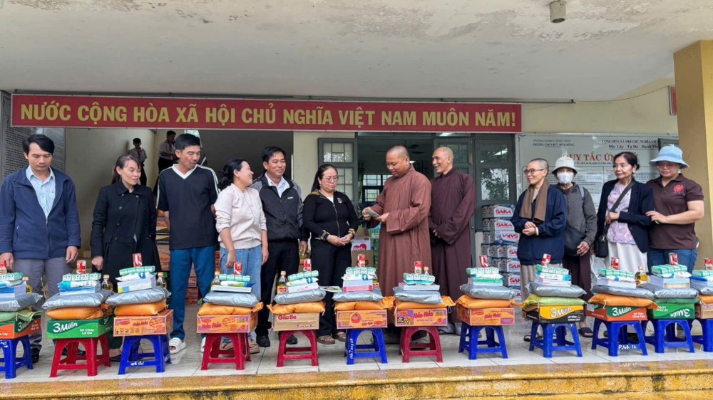 Chùa Thiền Kim, chùa Phước Thiện TP.HCM cứu trợ lũ lụt tại Phú Yên, Khánh Hòa