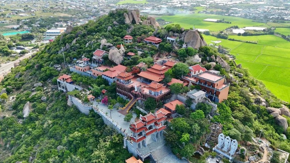 Về Ninh Thuận, viếng thăm ngôi chùa lưng tựa núi, mặt hướng biển Ninh Chữ