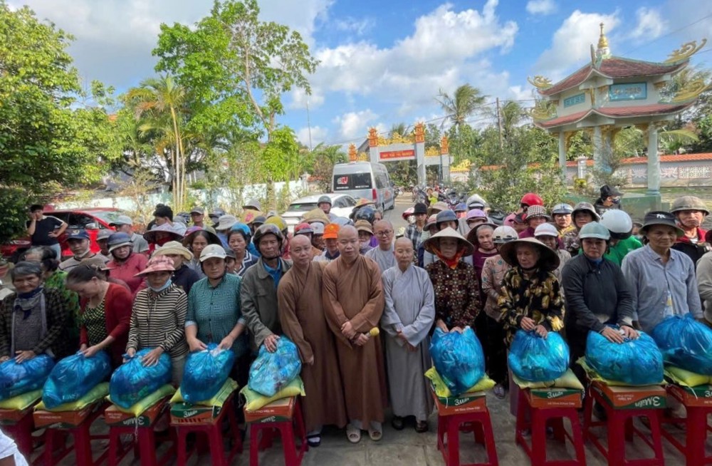 Tấm lòng từ bi từ Vĩnh Long hướng về đồng bào vùng lũ tỉnh Đắk Lắk (Phú Yên cũ)