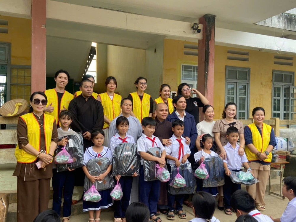 Chùa Vạn Phước, chùa Phú Thọ (TP.HCM) và chùa Phù Bài (TP.Huế) đã thực hiện chương trình “Gửi Thương Yêu Đến Miền Trung” đợt 2