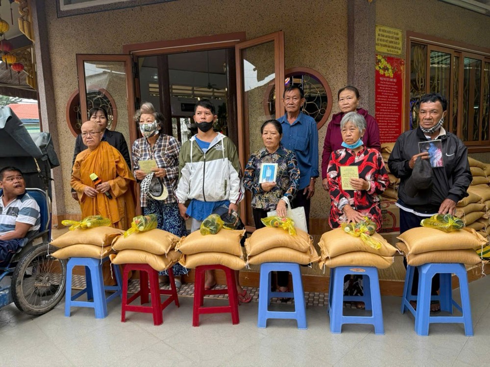 Đồng Tháp: Tịnh xá Ngọc Hiệp trao quà định kỳ hỗ trợ nạn nhân bị nhiễm Chất độc Da cam