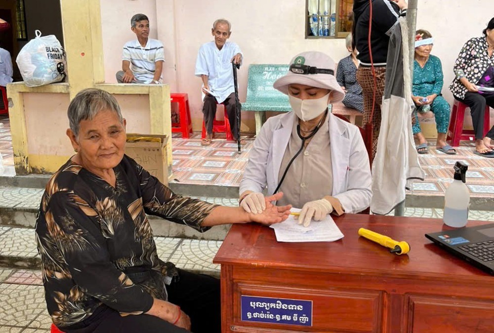 Vĩnh Long: Ban Từ thiện xã hội Trung ương trao quà, khám bệnh cho gần 200 người dân khó khăn