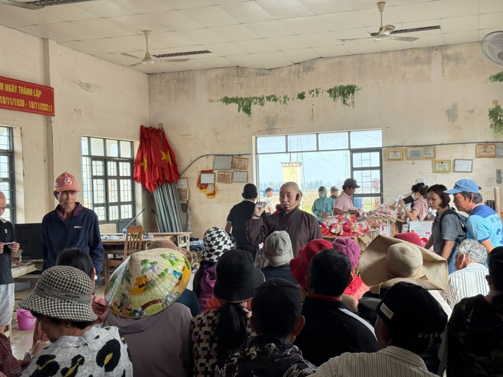 TP.HCM: Chùa Di Đà xã Nhuận Đức trao 900 phần quà đến đồng bào hai xã Hòa Xuân và Sơn Hòa