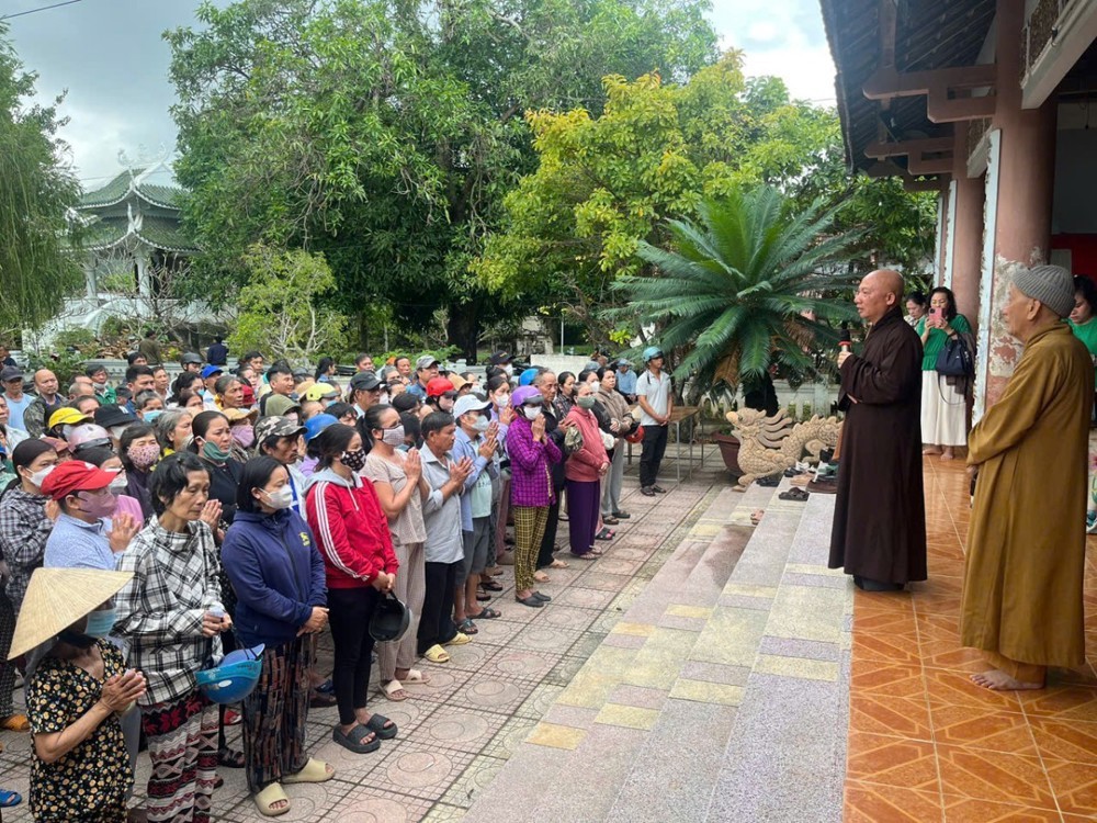 CHƯ TÔN ĐỨC CHÙA VẠN PHÚC HỖ TRỢ ĐỒNG BÀO VÙNG LŨ TẠI ĐẮK LẮK VÀ KHÁNH HÒA