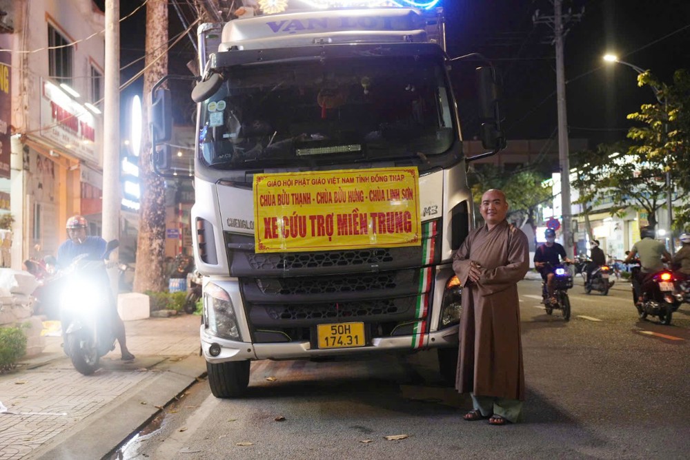 Đồng Tháp: Khởi hành chuyến xe “Tình người trong hoạn nạn” hướng về đồng bào miền Trung