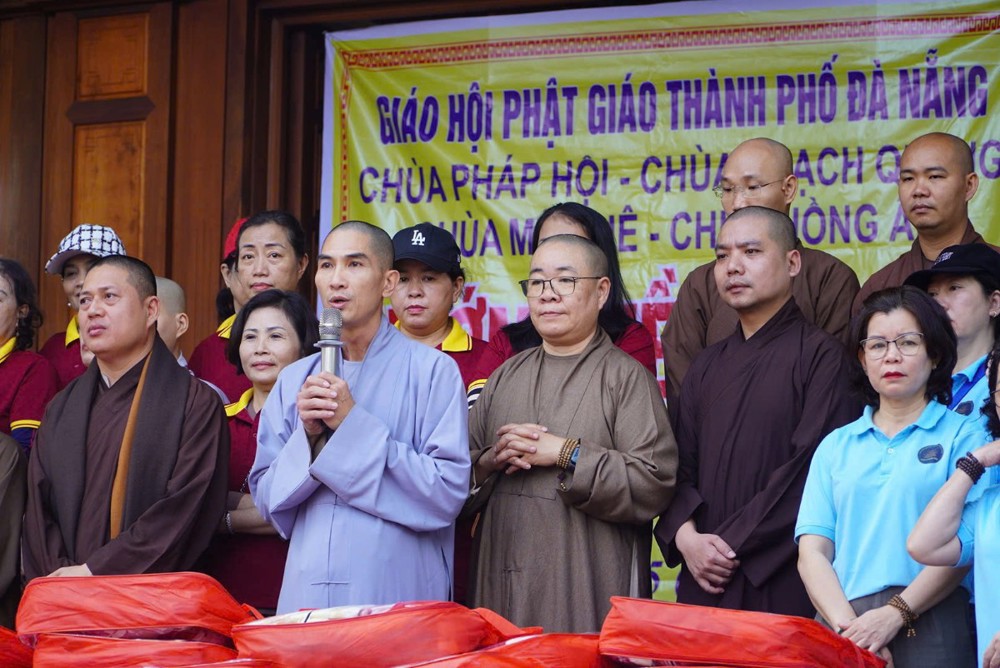 Đà Nẵng: Các chùa Pháp Hội, Thạch Quang, Mỹ Khê, Hồng Ân hỗ trợ đồng bào bị lũ lụt tại Phú Yên