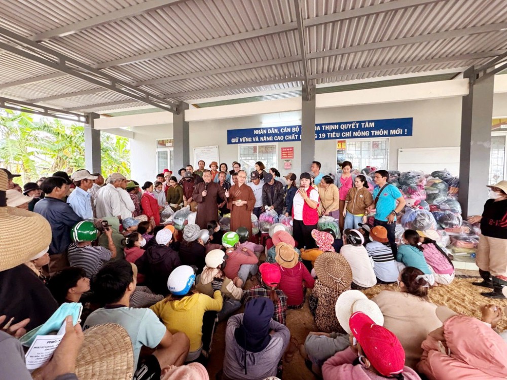 Phú Yên: Các đoàn Phật giáo trao 850 phần quà hỗ trợ người dân vùng lũ