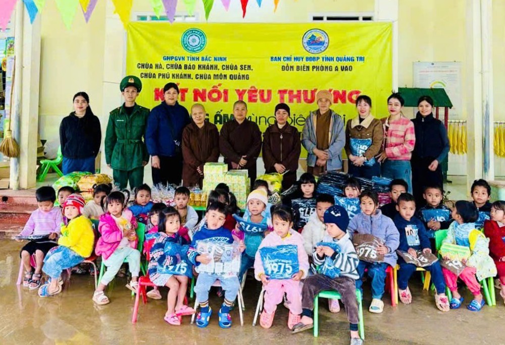 Chư Tăng và Phật tử tỉnh Bắc Ninh mang “Đông ấm” đến vùng biên giới Quảng Trị