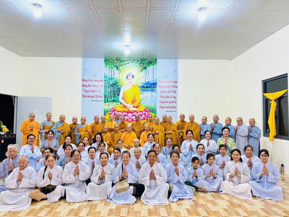 Đồng Nai: Tịnh xá Ngọc Bình bế mạc khóa thiền Tứ Niệm Xứ và thắp hoa đăng hướng về Tứ trọng ân