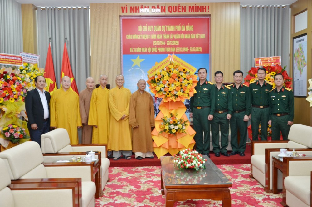 Đà Nẵng: Ban Trị sự Phật giáo Thành phố thăm và chúc mừng Ngày thành lập Quân đội Nhân dân Việt Nam 